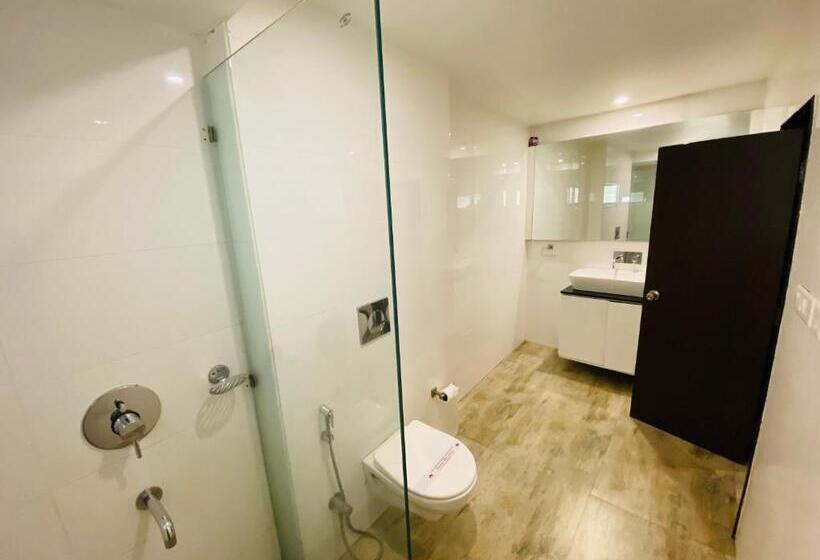 Отель Saluja Residency