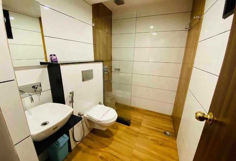 Отель Saluja Residency