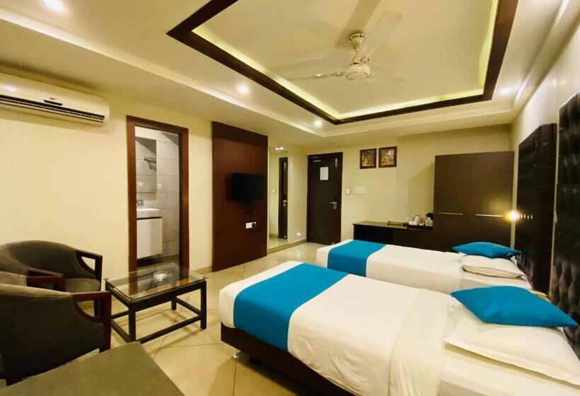 Отель Saluja Residency