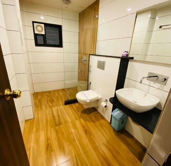 Отель Saluja Residency