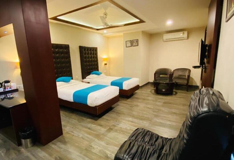 Отель Saluja Residency