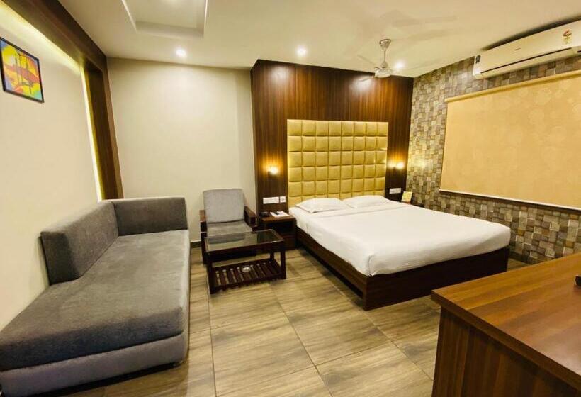 Отель Saluja Residency