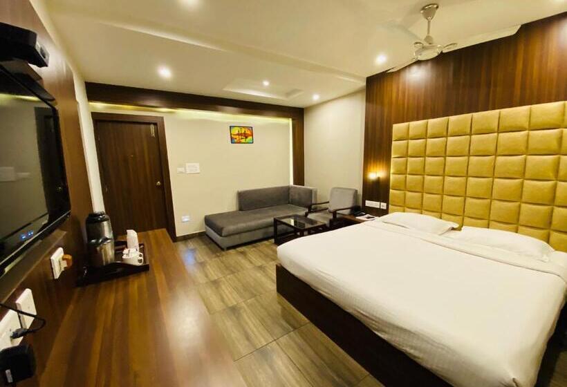 Отель Saluja Residency