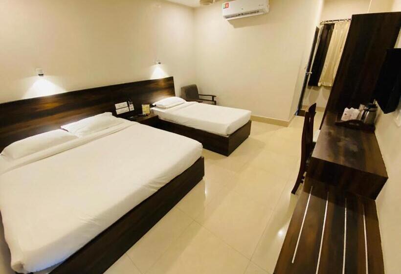 Отель Saluja Residency