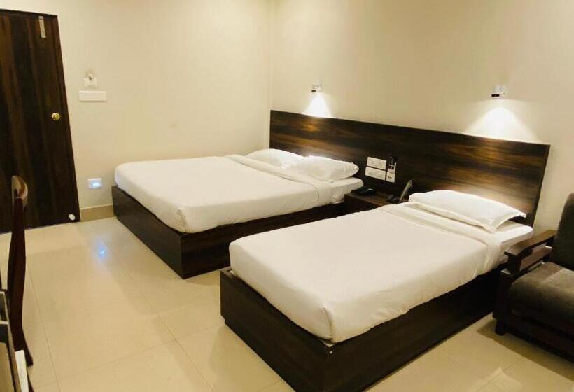 Отель Saluja Residency