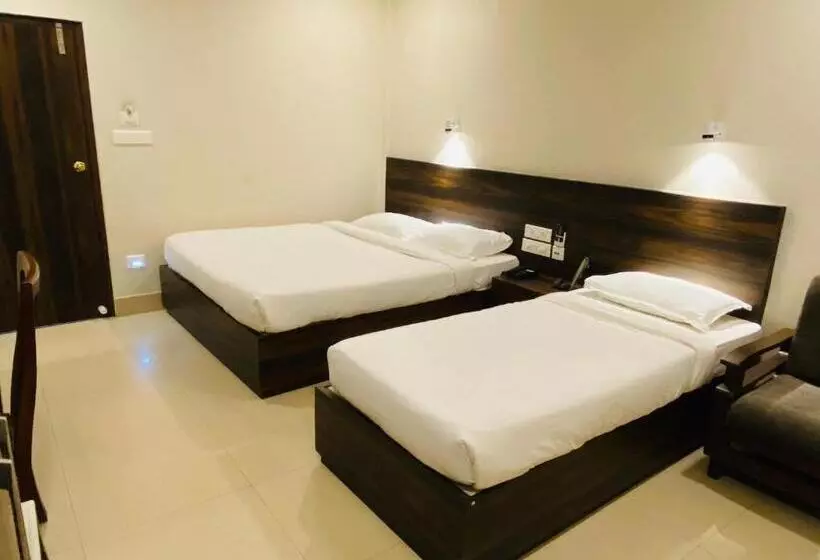 ホテル Saluja Residency