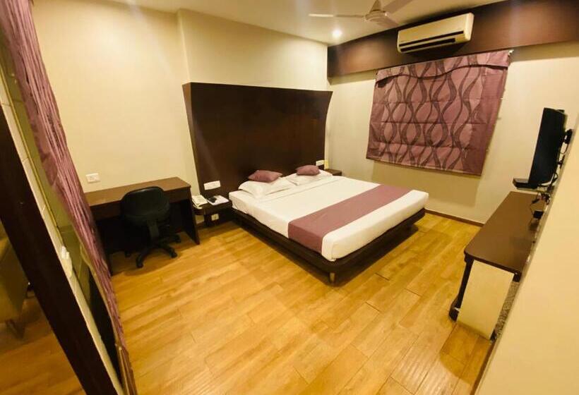 Отель Saluja Residency