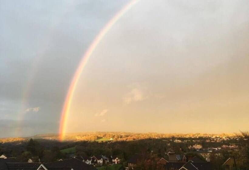 اقامتگاه Spacious 3br In Historic Chepstow, Cottage Garden