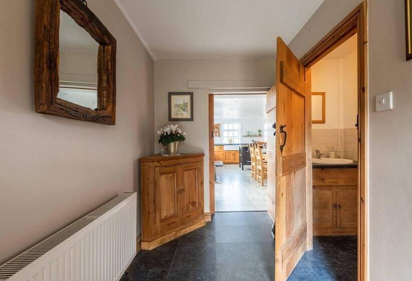 اقامتگاه Spacious 3br In Historic Chepstow, Cottage Garden