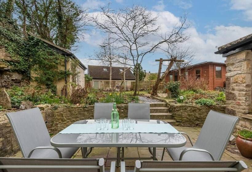 اقامتگاه Spacious 3br In Historic Chepstow, Cottage Garden