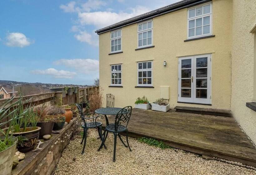 اقامتگاه Spacious 3br In Historic Chepstow, Cottage Garden