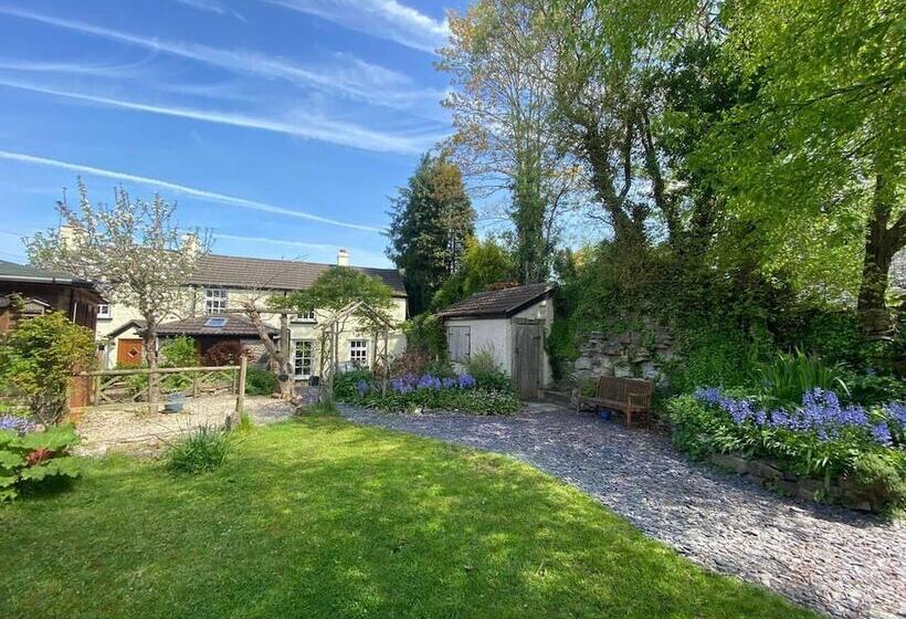 اقامتگاه Spacious 3br In Historic Chepstow, Cottage Garden