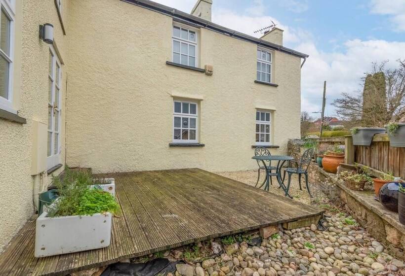 اقامتگاه Spacious 3br In Historic Chepstow, Cottage Garden