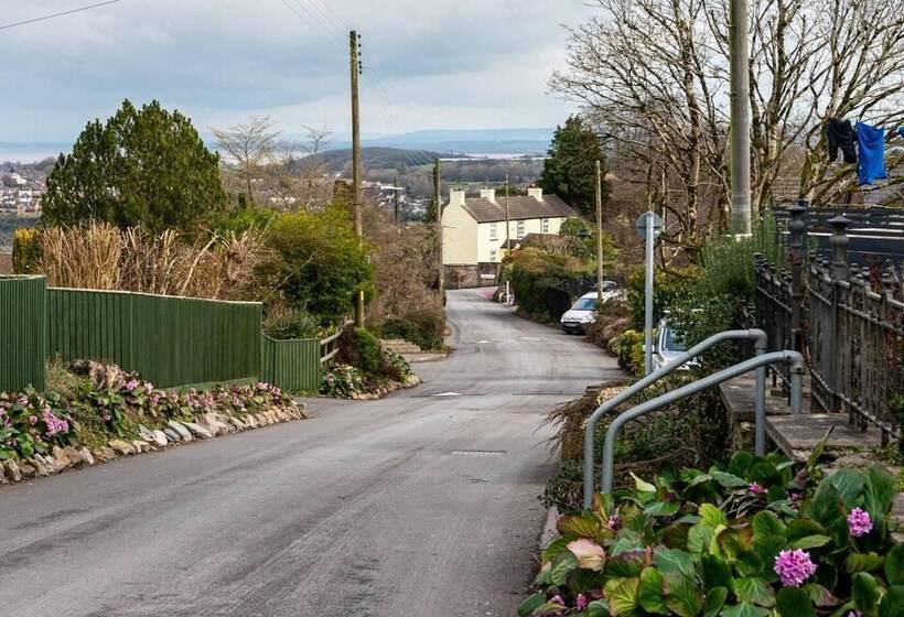 اقامتگاه Spacious 3br In Historic Chepstow, Cottage Garden