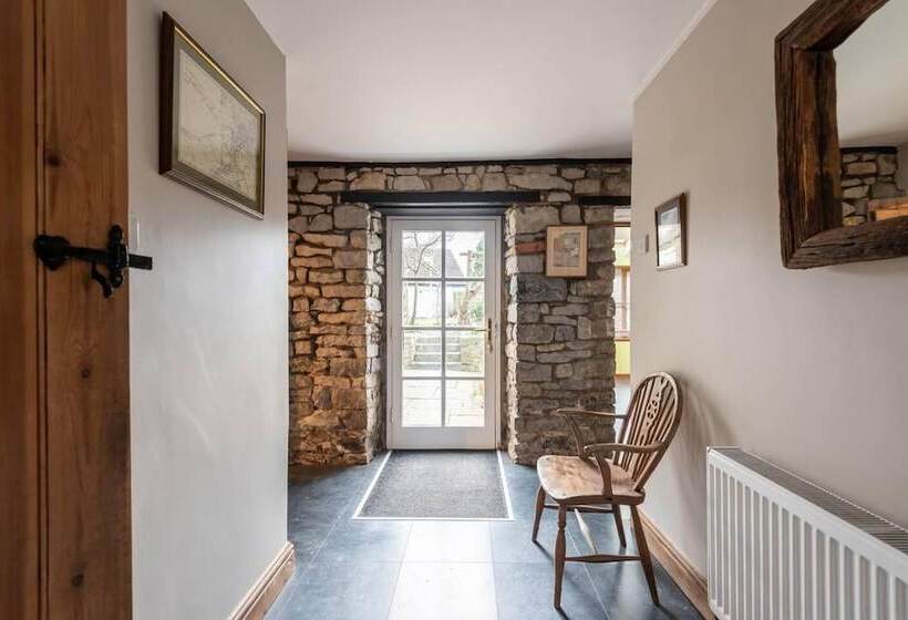اقامتگاه Spacious 3br In Historic Chepstow, Cottage Garden