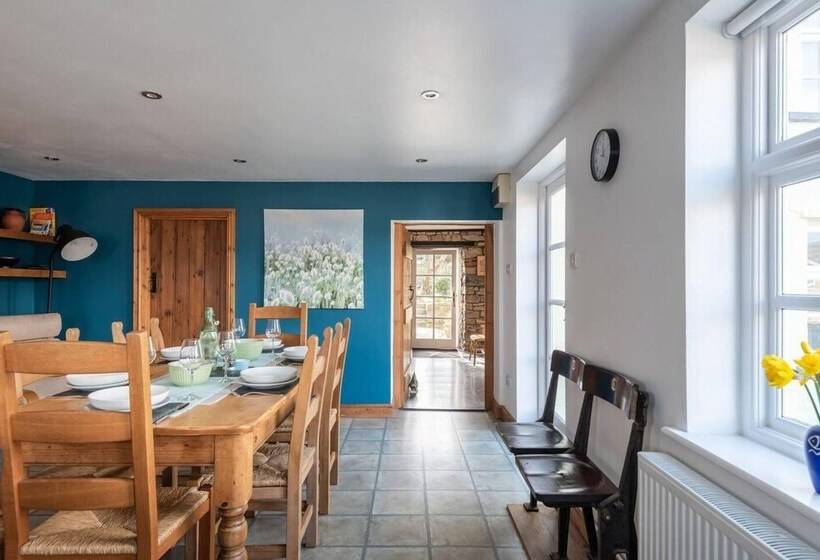 اقامتگاه Spacious 3br In Historic Chepstow, Cottage Garden