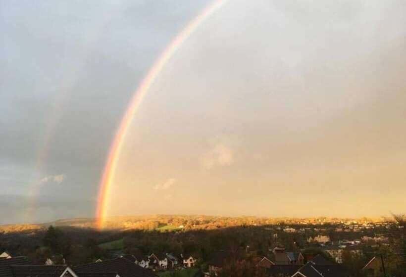 اقامتگاه Spacious 3br In Historic Chepstow, Cottage Garden