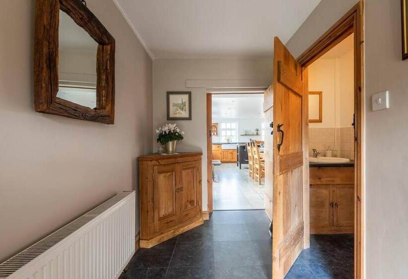اقامتگاه Spacious 3br In Historic Chepstow, Cottage Garden