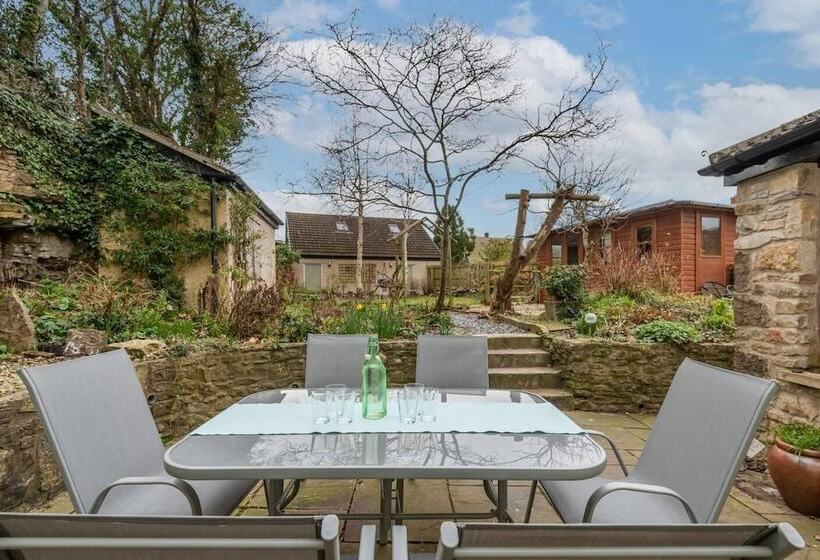 اقامتگاه Spacious 3br In Historic Chepstow, Cottage Garden