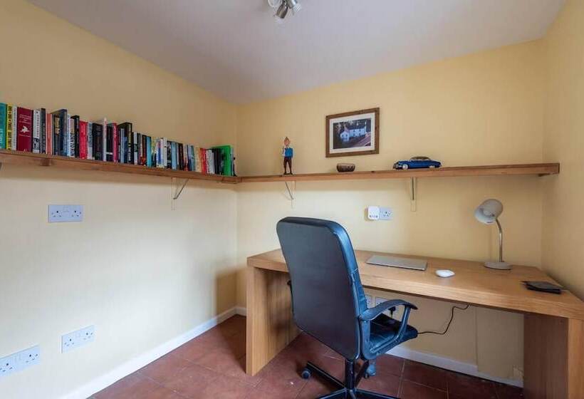 اقامتگاه Spacious 3br In Historic Chepstow, Cottage Garden