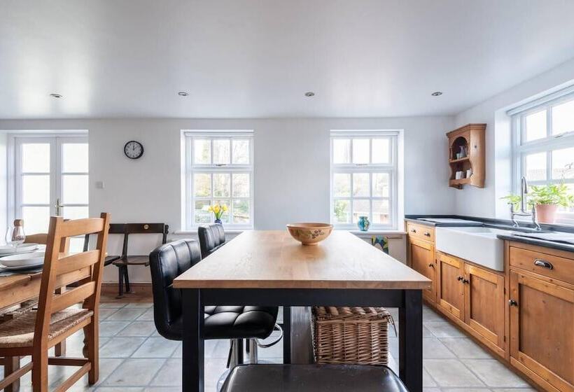 اقامتگاه Spacious 3br In Historic Chepstow, Cottage Garden