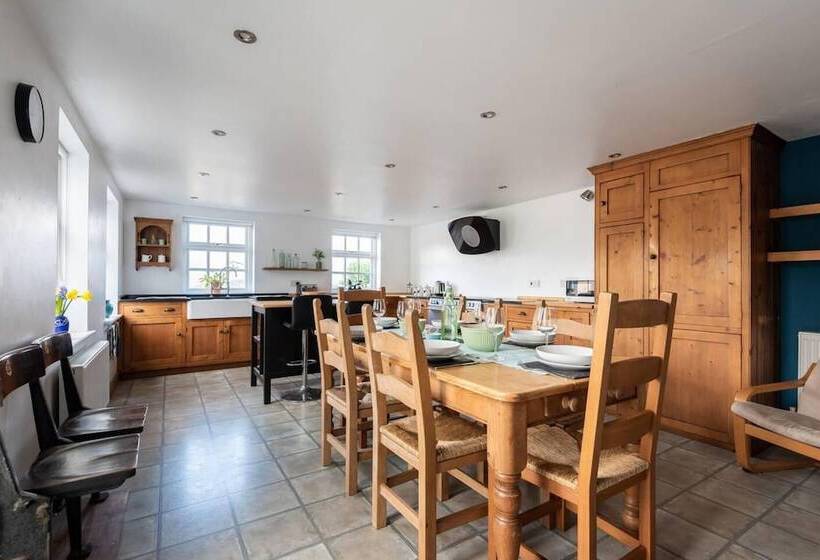 اقامتگاه Spacious 3br In Historic Chepstow, Cottage Garden