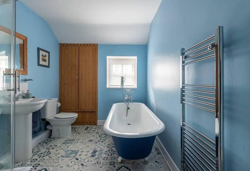 اقامتگاه Spacious 3br In Historic Chepstow, Cottage Garden