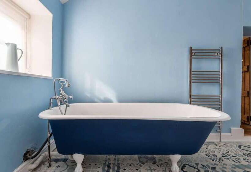 اقامتگاه Spacious 3br In Historic Chepstow, Cottage Garden