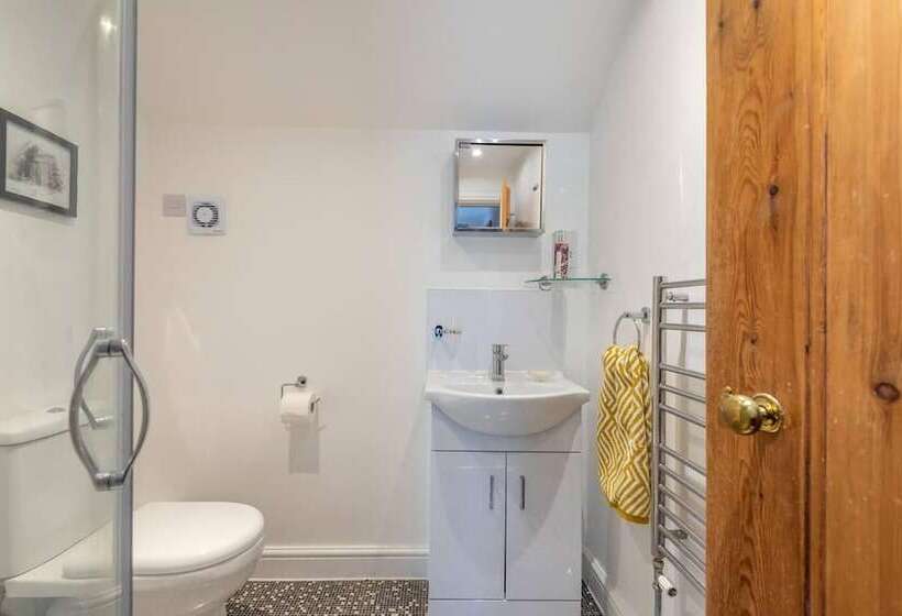 اقامتگاه Spacious 3br In Historic Chepstow, Cottage Garden