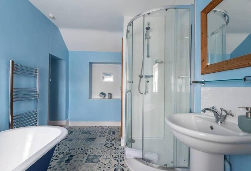 اقامتگاه Spacious 3br In Historic Chepstow, Cottage Garden