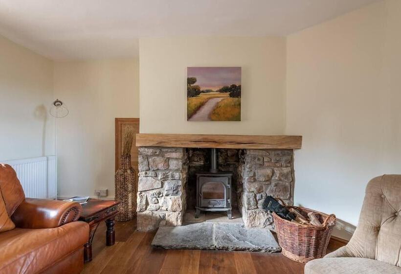 اقامتگاه Spacious 3br In Historic Chepstow, Cottage Garden