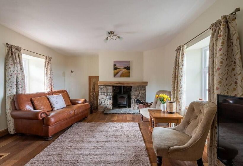 اقامتگاه Spacious 3br In Historic Chepstow, Cottage Garden