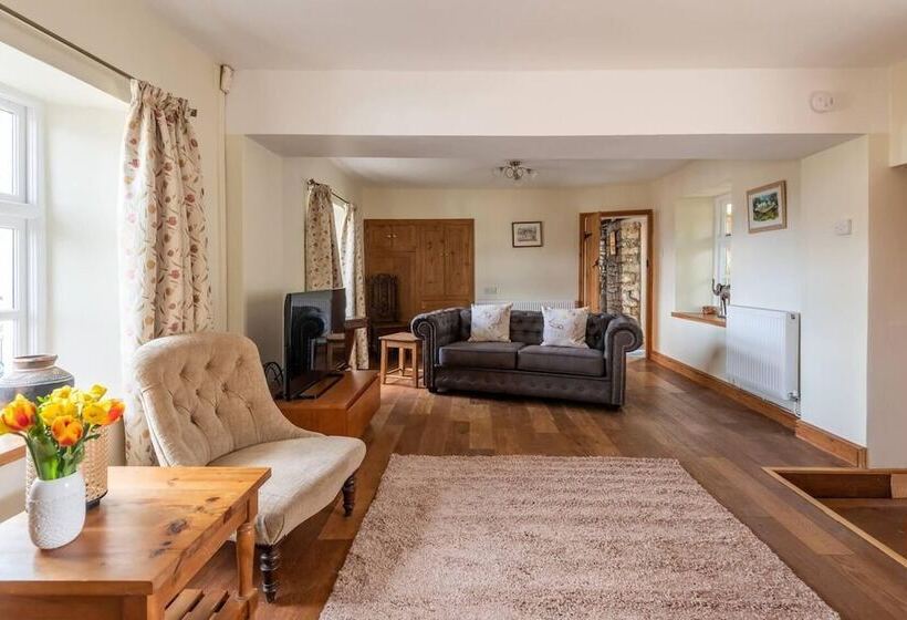 اقامتگاه Spacious 3br In Historic Chepstow, Cottage Garden