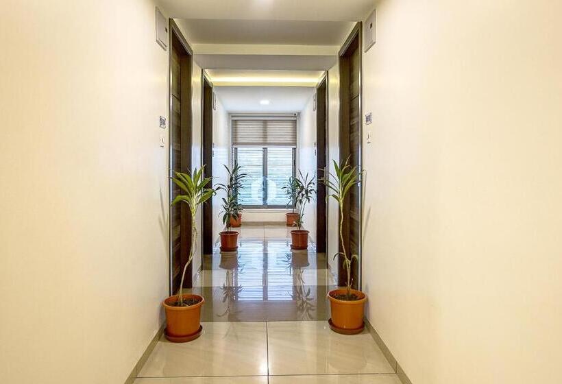 בית מלון כפרי Treebo Daksh Residency