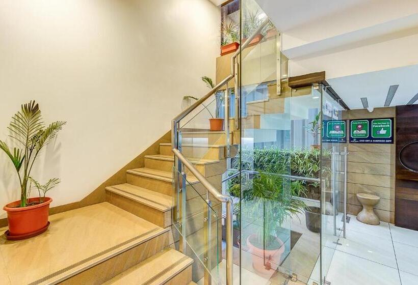 בית מלון כפרי Treebo Daksh Residency