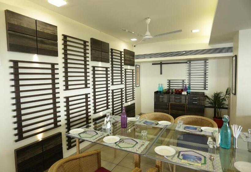 בית מלון כפרי Treebo Daksh Residency