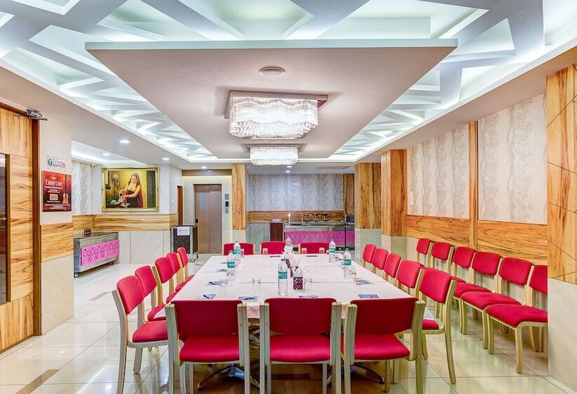 בית מלון כפרי Treebo Daksh Residency