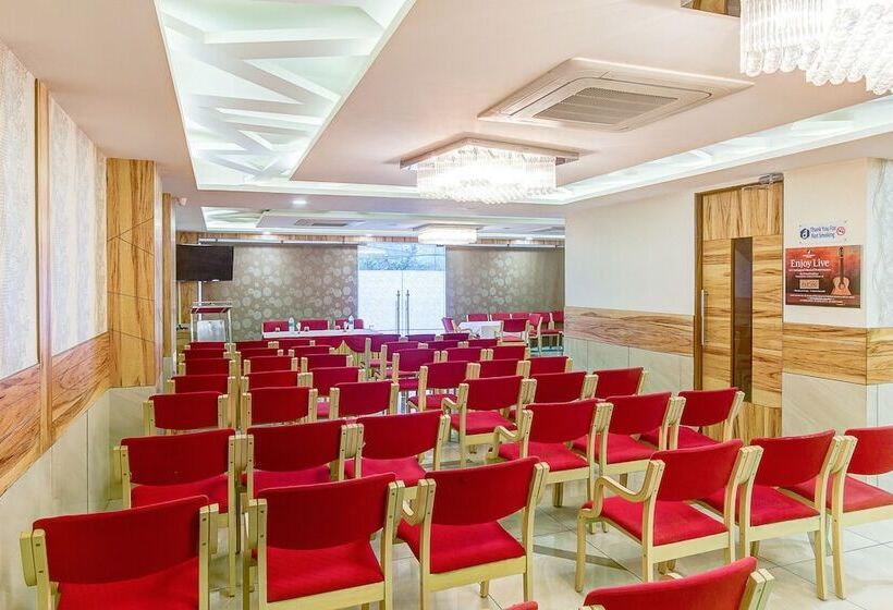 בית מלון כפרי Treebo Daksh Residency