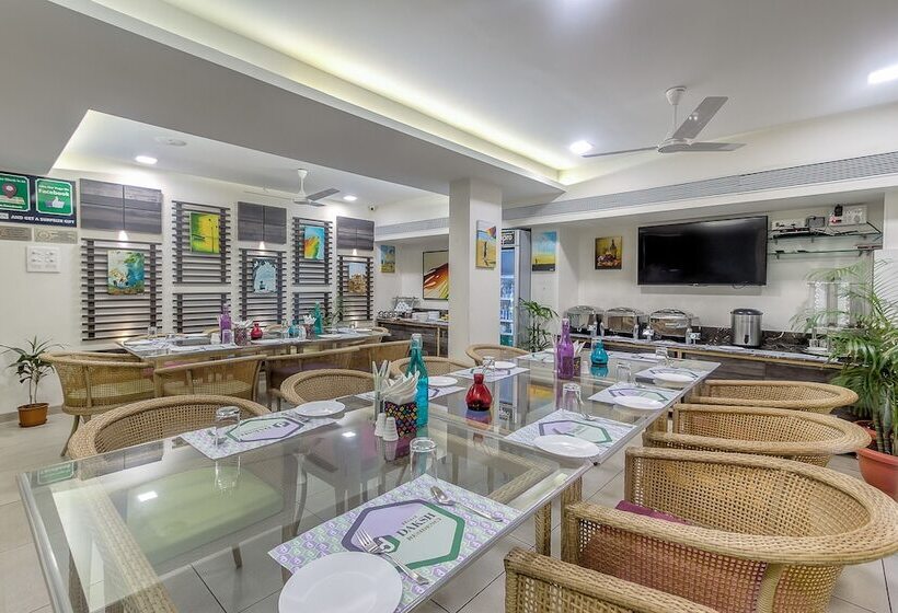 בית מלון כפרי Treebo Daksh Residency