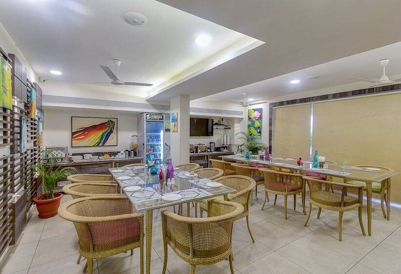 בית מלון כפרי Treebo Daksh Residency