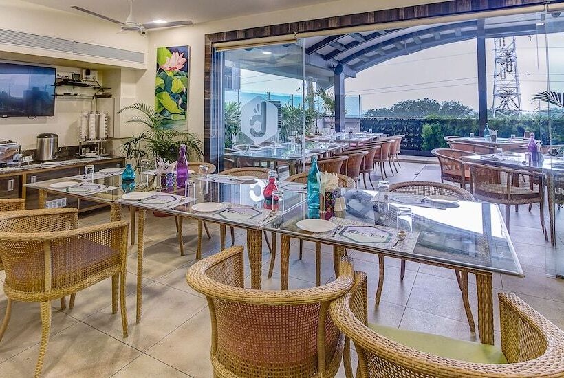 בית מלון כפרי Treebo Daksh Residency