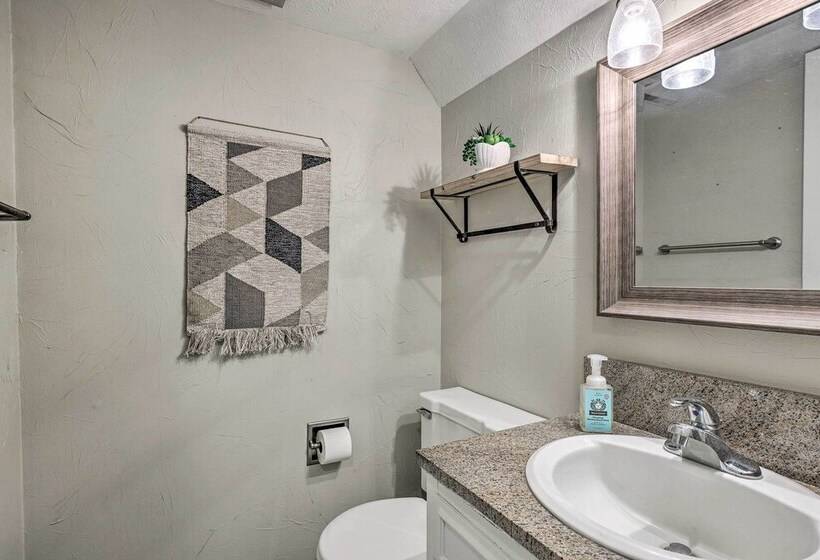 Cozy Omaha Home: Walk To Dining, Pets Welcome