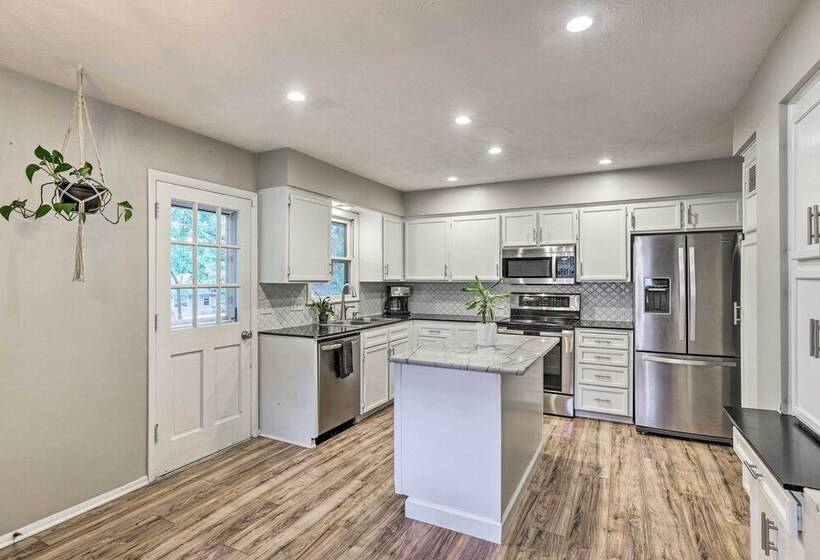 Cozy Omaha Home: Walk To Dining, Pets Welcome