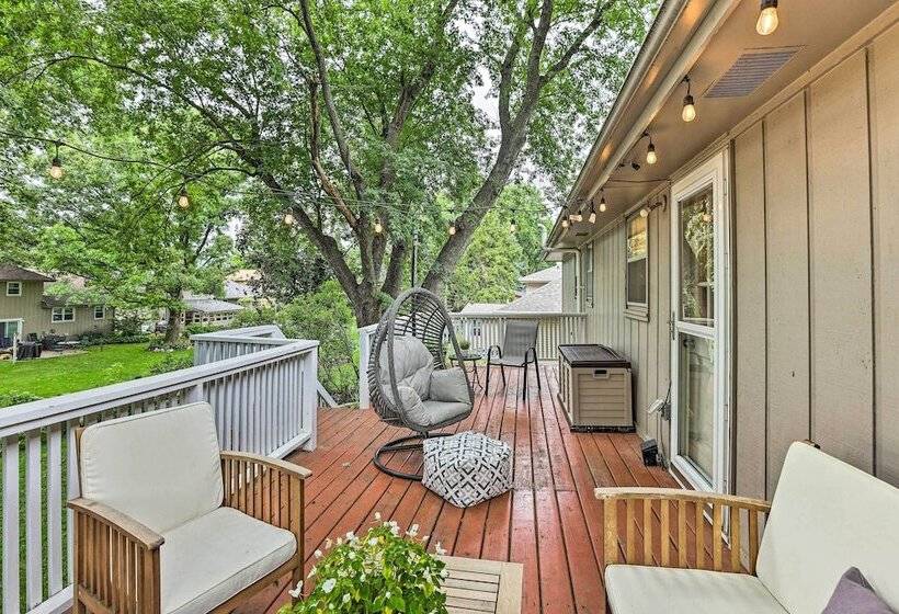 Cozy Omaha Home: Walk To Dining, Pets Welcome