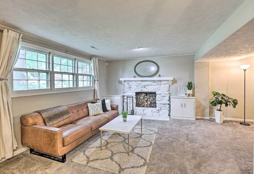 Cozy Omaha Home: Walk To Dining, Pets Welcome