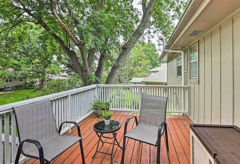Cozy Omaha Home: Walk To Dining, Pets Welcome