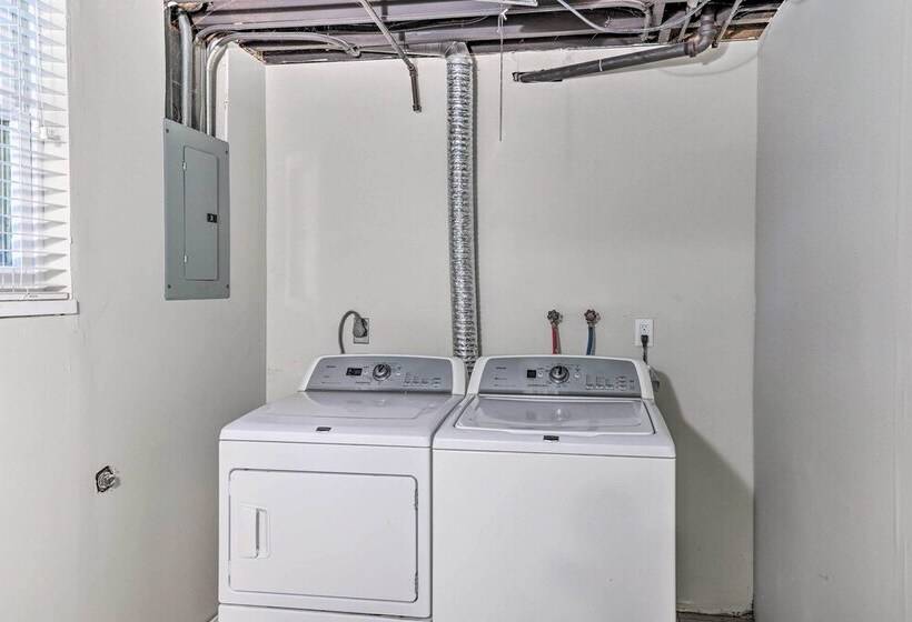 Cozy Omaha Home: Walk To Dining, Pets Welcome