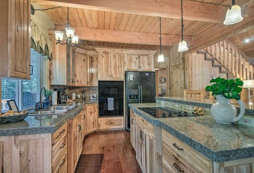 Duck Creek Village Cabin: Hike, Ski, & Bike!