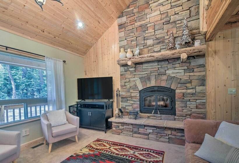 Duck Creek Village Cabin: Hike, Ski, & Bike!