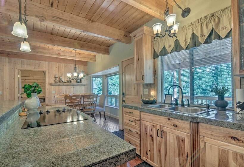 Duck Creek Village Cabin: Hike, Ski, & Bike!